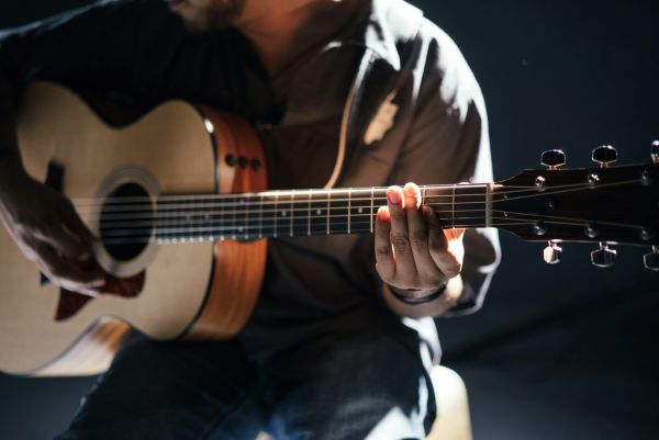Découvrez les avantages cachés des cours de guitare à Lille